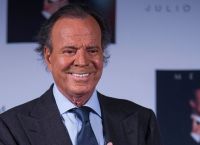 Ο Χούλιο Ιγκλέσιας είναι σε αναπηρικό αμαξίδιο και δεν θυμάται πλέον τα τραγούδια του Ο Χούλιο Ιγκλέσιας είναι σε αναπηρικό αμαξίδιο και δεν θυμάται πλέον τα τραγούδια του