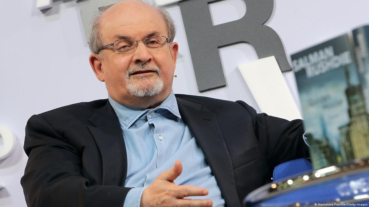 Σαλμάν Ρούσντι: Η πρώτη τηλεοπτική συνέντευξη μετά το μαχαίρωμα