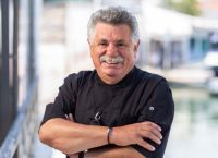 Λαζάρου: «Ψάχνω εργαζόμενους για τα μαγαζιά μου»