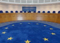 Le Monde: Το Ευρωπαϊκό Δικαστήριο κηρύσσει παράνομη την πολωνική δικαστική μεταρρύθμιση