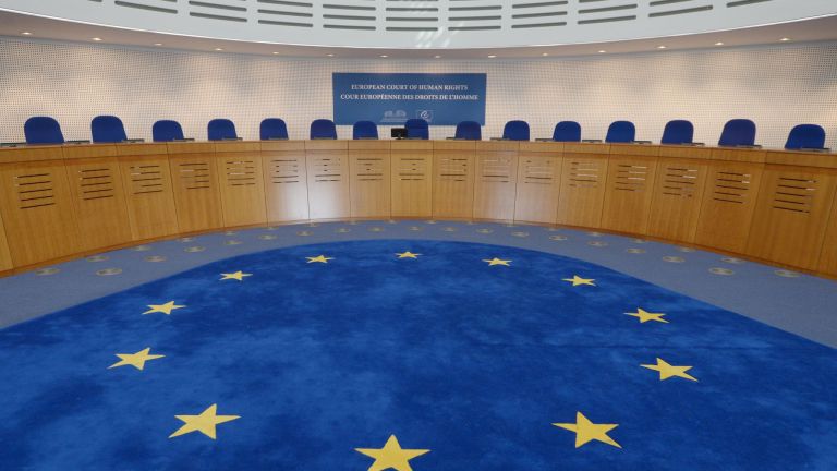 Le Monde: Το Ευρωπαϊκό Δικαστήριο κηρύσσει παράνομη την πολωνική δικαστική μεταρρύθμιση