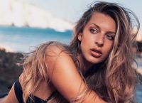 Ελισάβετ Δοβλιατίδου: Ποζάρει καυτή με εσώρουχα και μαγιό