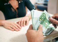 Μηδενική παρακράτηση για ποσά έως 5.000 ευρώ για τους εργαζόμενους συνταξιούχους
