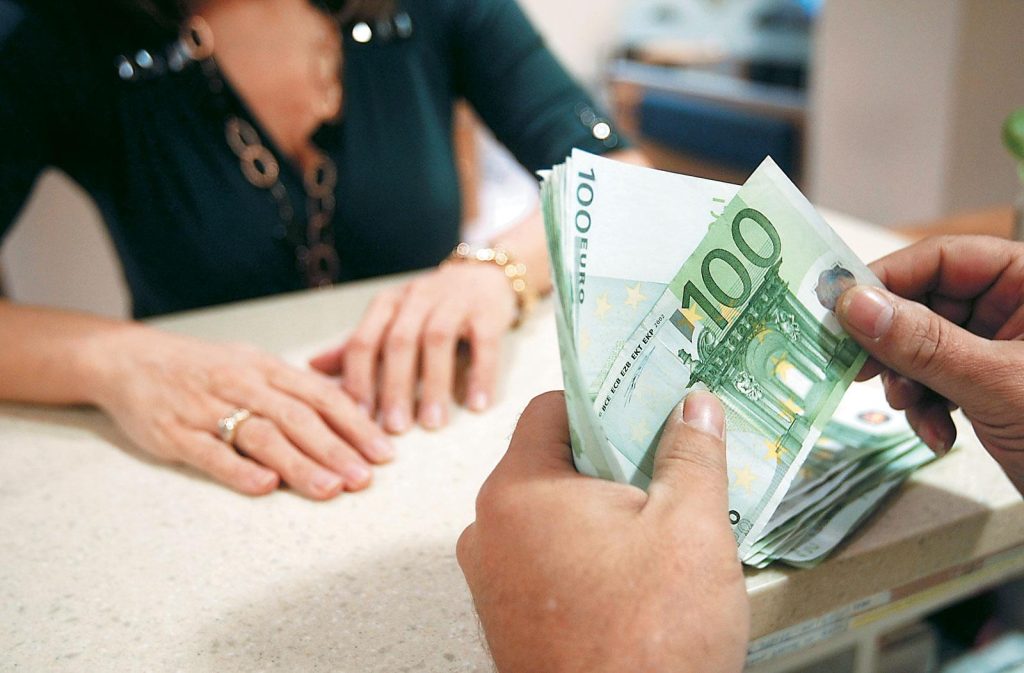 Μηδενική παρακράτηση για ποσά έως 5.000 ευρώ για τους εργαζόμενους συνταξιούχους