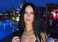 Η Τζούλια Καραγιάννη από το Power of Love ξέρει πώς να λυγίζει το απίθανο κορμί της
