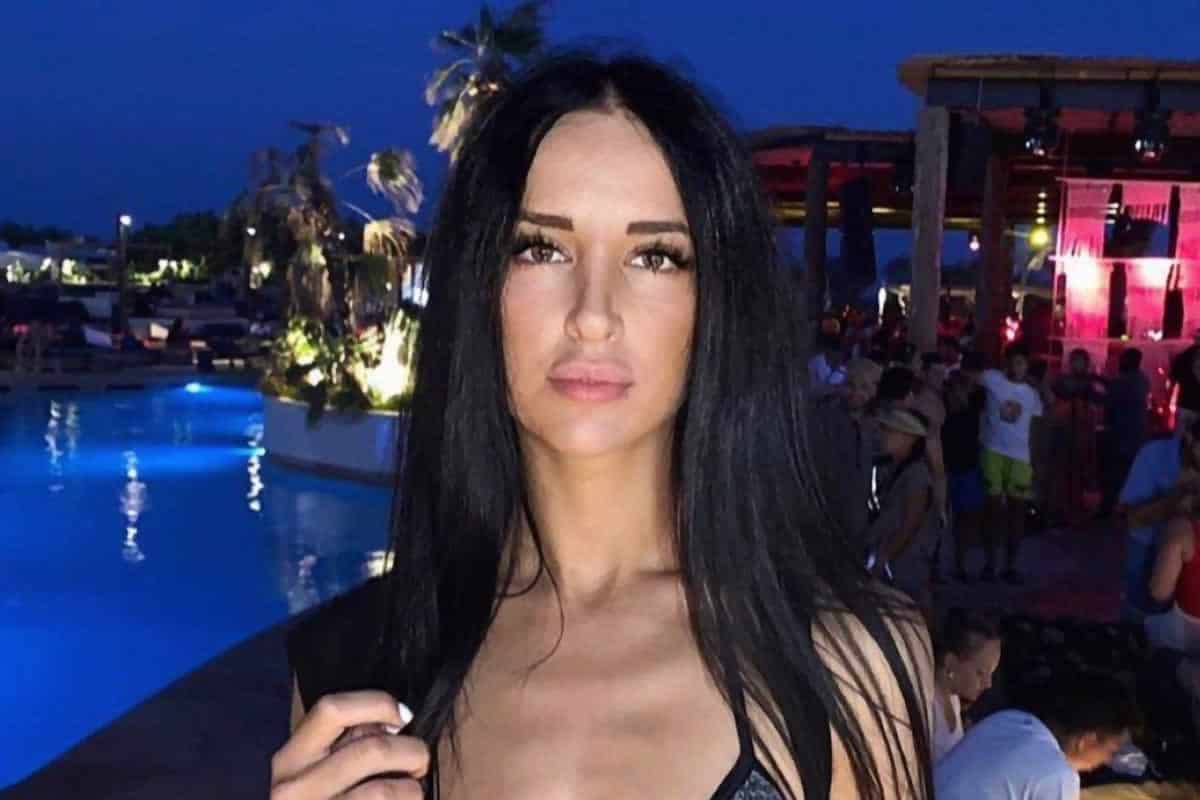 Η Τζούλια Καραγιάννη από το Power of Love ξέρει πώς να λυγίζει το απίθανο κορμί της