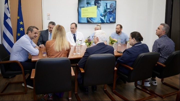 Mitsotakis visits Aghios Savvas hospital in Athens