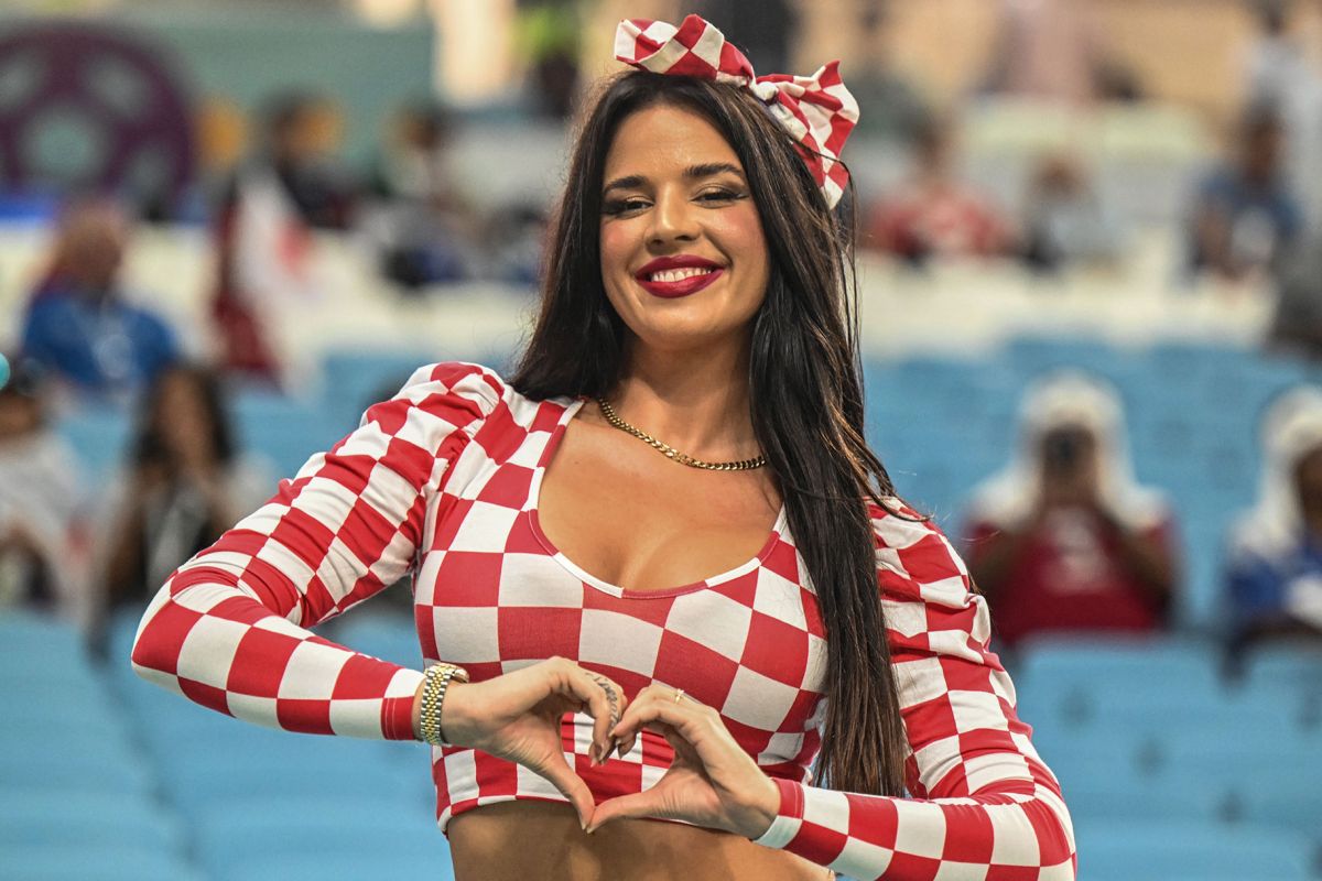 Η πιο σέξι οπαδός του Μουντιάλ… «χτύπησε» και το Champions League – Δείχνει το ντεκολτέ της
