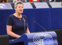Επίτροπος Γιόχανσον: Το ναυάγιο ανοικτά της Πύλου, η «χειρότερη τραγωδία» στη Μεσόγειο