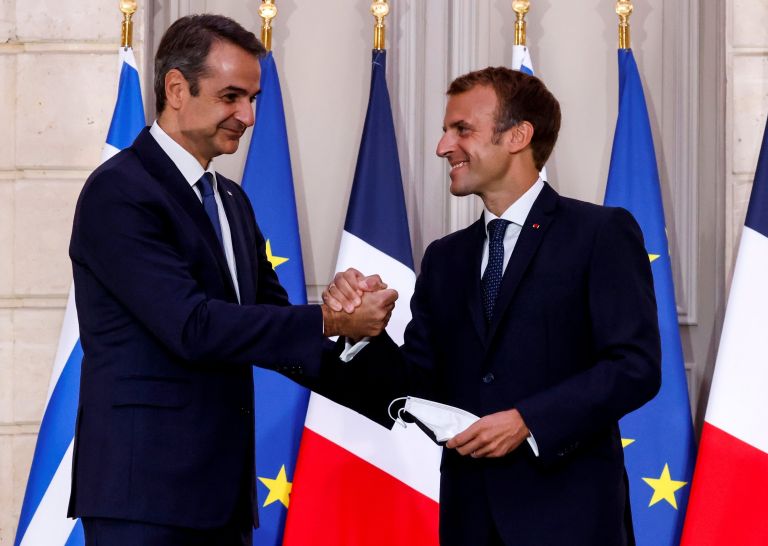 PM Mitsotakis to meet with President Macron in Vilnius on Wed. morning