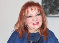 Έξαλλη η Μαίρη Ραζή αντιδρά με το ακριβό παγωτό στην Τζιά
