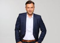 Αργύρης Αγγέλου: Έβαλε το κόκκινο μικροσκοπικό μαγιό του και έκανε ηλιοθεραπεία στην Κυψέλη