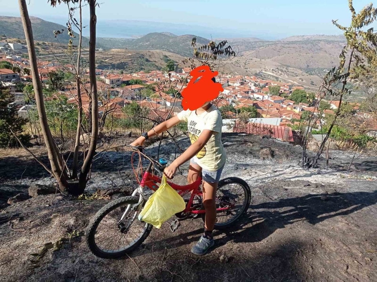 Πιτσιρικάς έκανε 2 χλμ μέσα στον καύσωνα για να πάει νερό στους πυροσβέστες