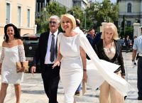 Ορκωμοσία Βουλής: Με τις οικογένειές τους στη Βουλή οι νέοι βουλευτές-Οι γυναίκες που έκλεψαν τις εντυπώσεις