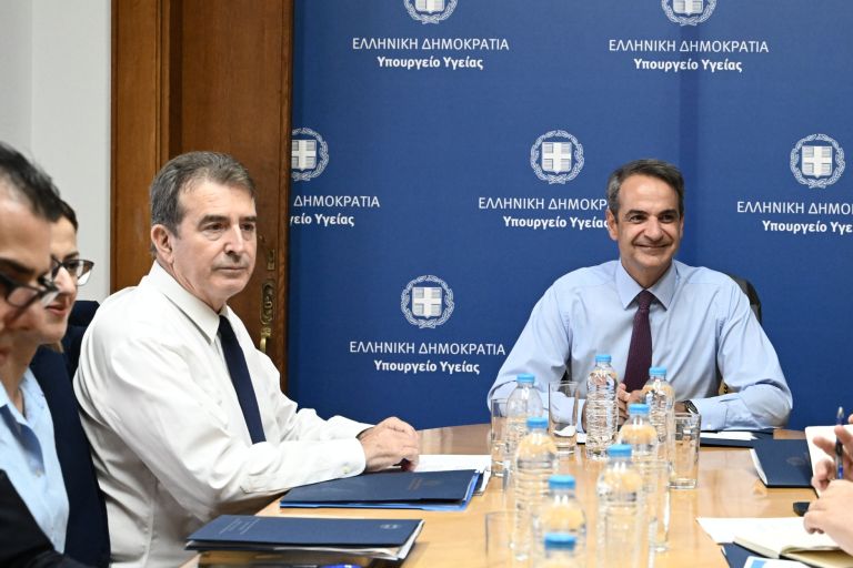 Επίσκεψη Μητσοτάκη στο υπουργείο Υγείας: Συνεχείς συσκέψεις ενόψει προγραμματικών δηλώσεων