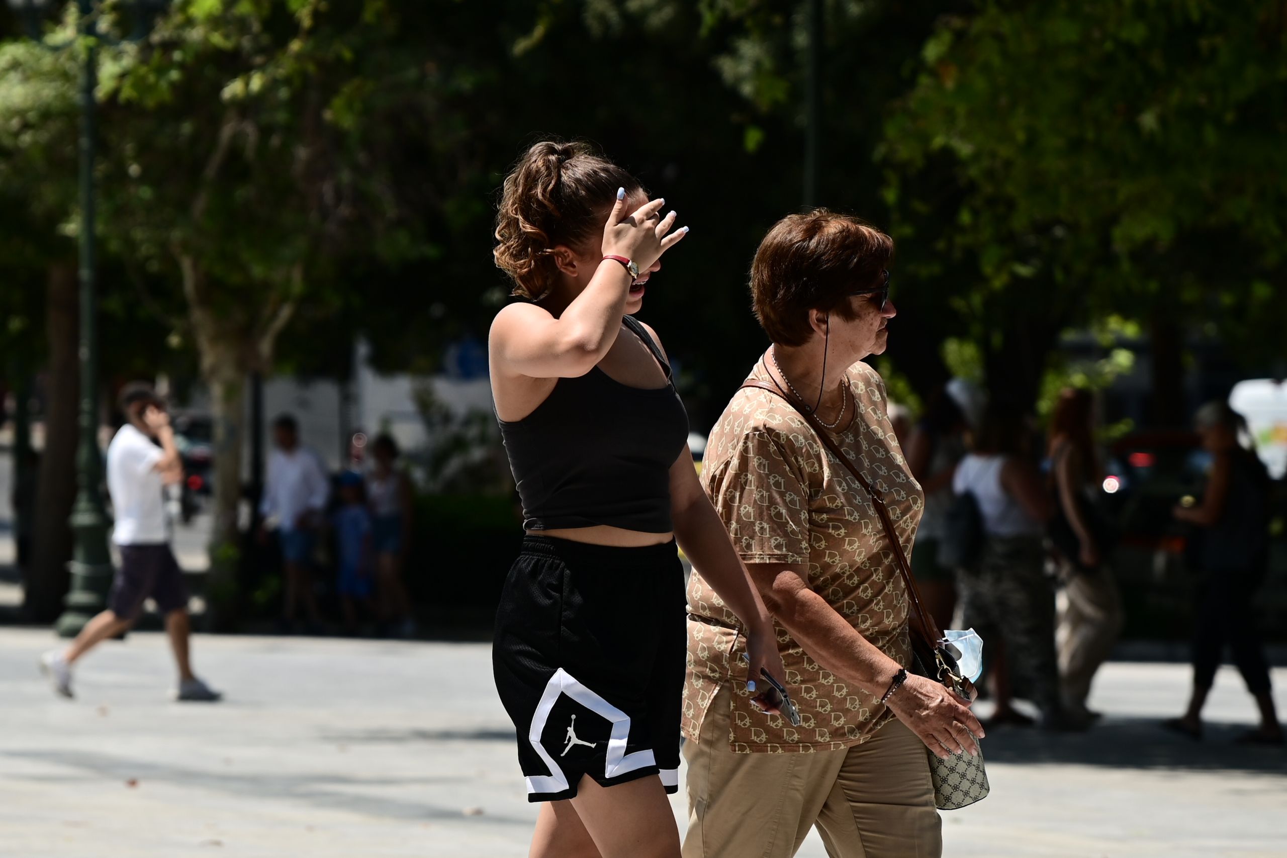 Καύσωνας «Κλέων»: Αλλαγές στη λειτουργία του δημόσιου – Ποιες υπηρεσίες δεν θα λειτουργήσουν