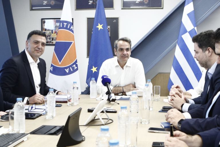 Επίσκεψη Μητσοτάκη στο υπουργείο Κλιματικής Αλλαγής και Πολιτικής Προστασίας – Τον υποδέχθηκε ο Κικίλιας