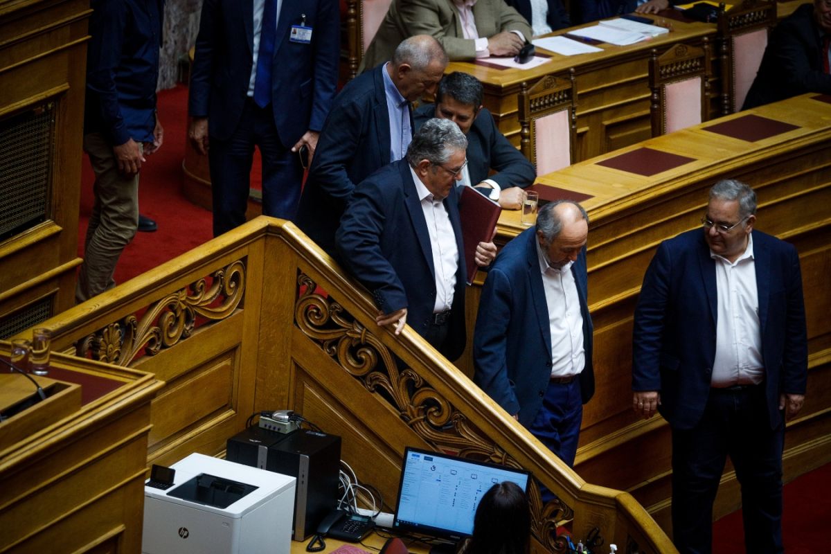 Ένιωσε δυσφορία λόγω μέσης ο Κουτσούμπας στο βήμα της Βουλής – Έσπευσαν να τον βοηθήσουν,