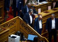 Ένιωσε δυσφορία λόγω μέσης ο Κουτσούμπας στο βήμα της Βουλής – Έσπευσαν να τον βοηθήσουν,