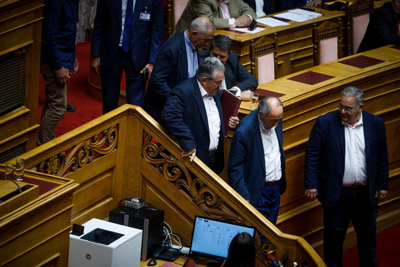 Ένιωσε δυσφορία λόγω μέσης ο Κουτσούμπας στο βήμα της Βουλής – Έσπευσαν να τον βοηθήσουν,