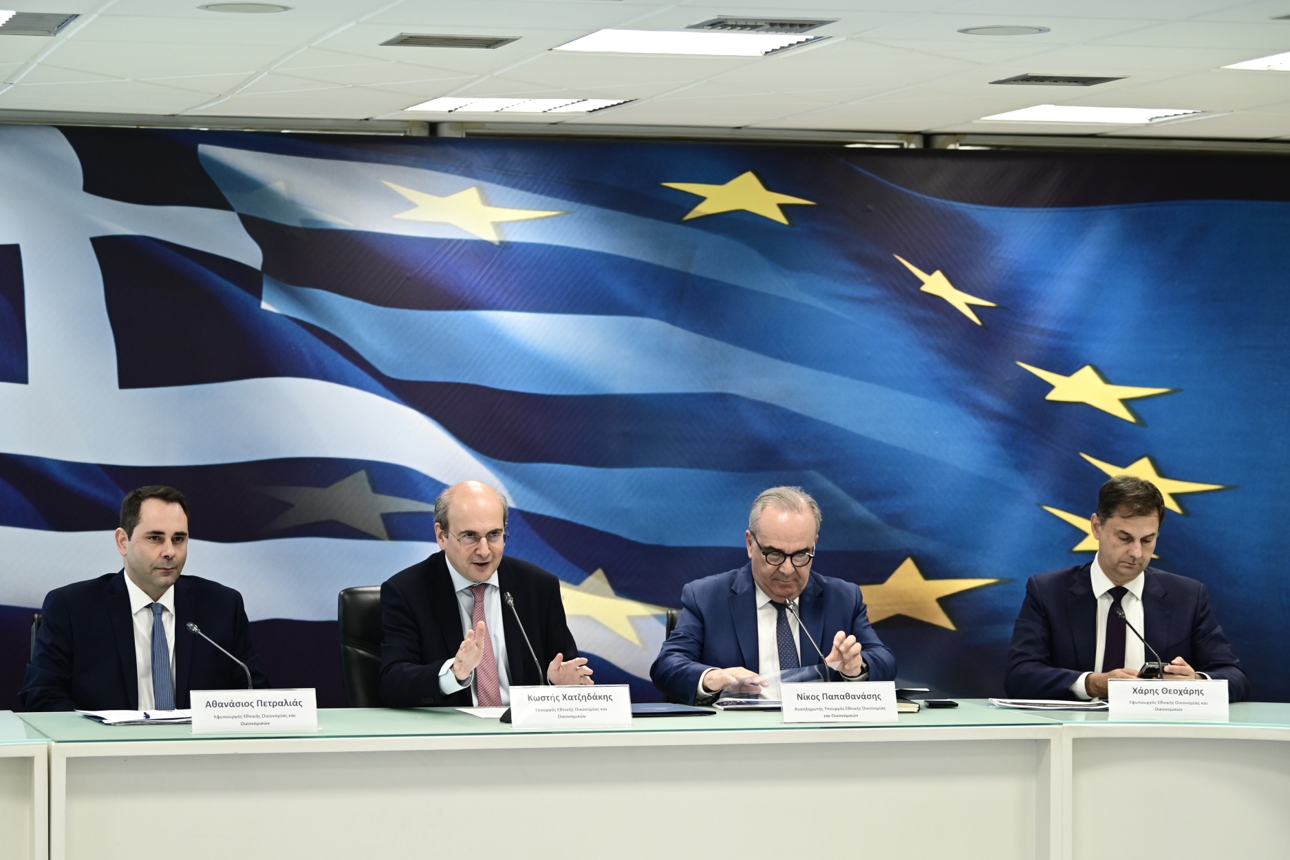 Οικονομικό νομοσχέδιο: Παρατείνεται μέχρι τον Οκτώβριο το Market Pass – Οριζόντια αύξηση 70 ευρώ στο δημόσιο