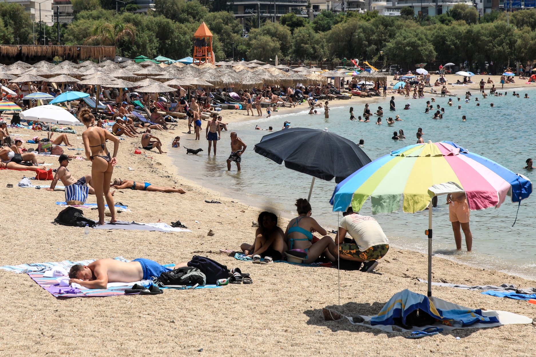 Καύσωνας Κλέων: Οι Αθηναίοι «βούλιαξαν» ξανά τις παραλίες