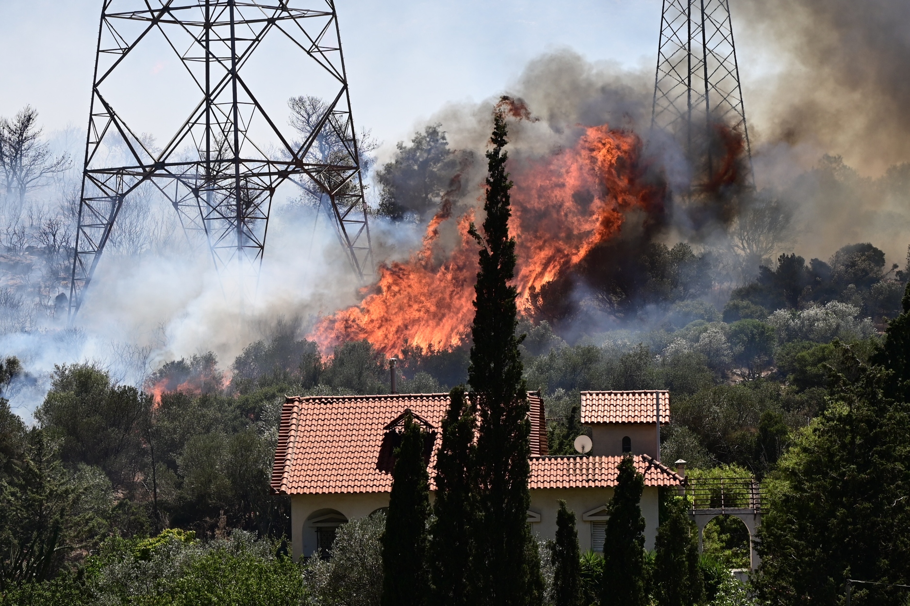Φωτιά τώρα στον Κουβαρά: Εκκενώνονται Λαγονήσι και Ανάβυσσος – Μήνυμα από το 112