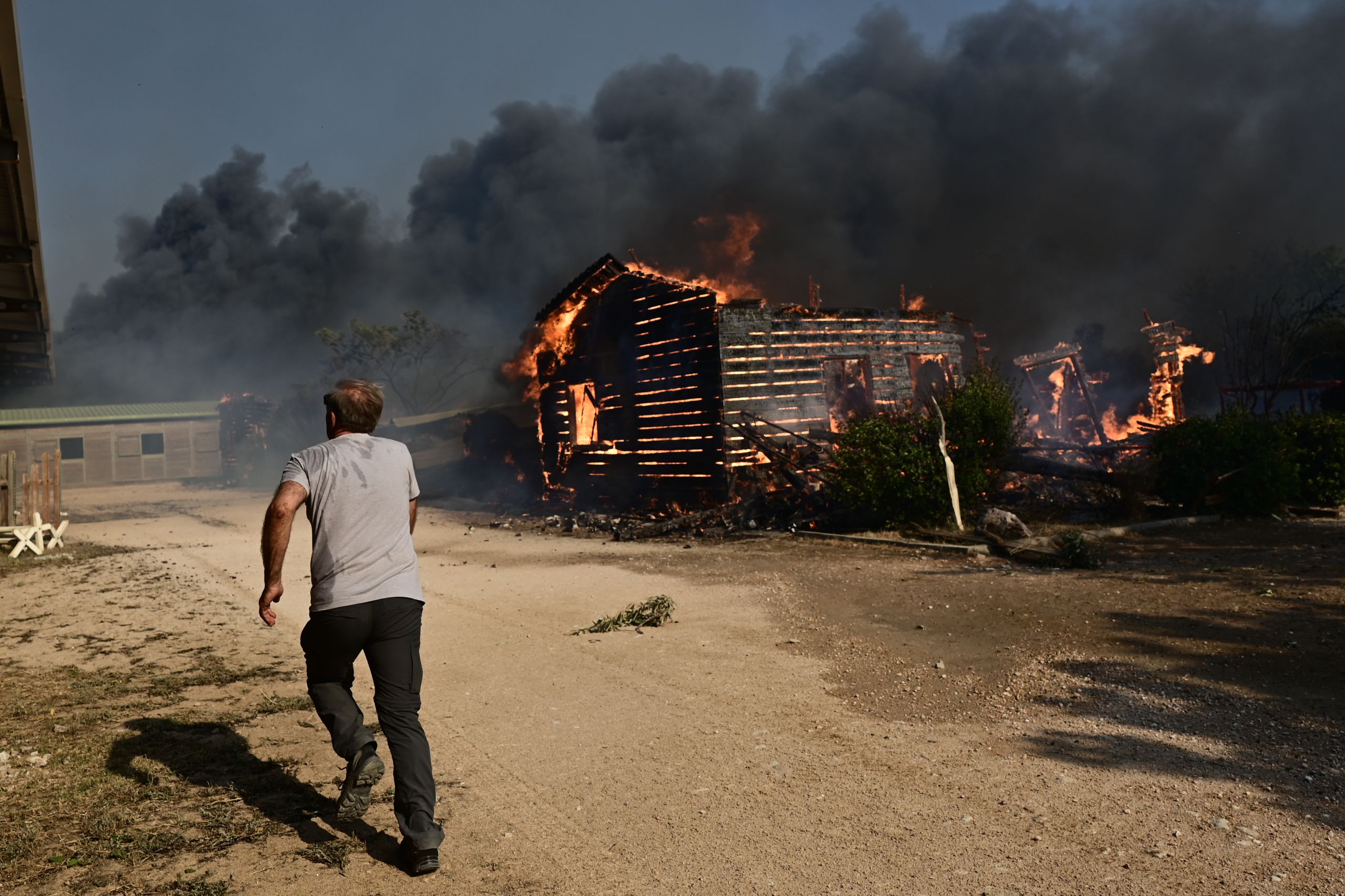 Σε εγρήγορση η πολιτική ηγεσία για τις πυρκαγιές