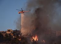 Φωτιά τώρα: «Μάχη» με τις φλόγες σε Σαρωνίδα, Λουτράκι και Δερβενοχώρια
