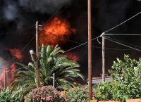 Φωτιά στα Δερβενοχώρια: Προσπάθεια να μην επεκταθεί η φωτιά σε Μάνδρα – Ξεκίνησαν τα εναέρια μέσα