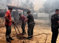 Φωτιές τώρα: Εκκενώνονται προληπτικά περιοχές στο Λουτράκι – Χωρίς ενεργό μέτωπο σε Σαρωνίδα και Κουβαρά