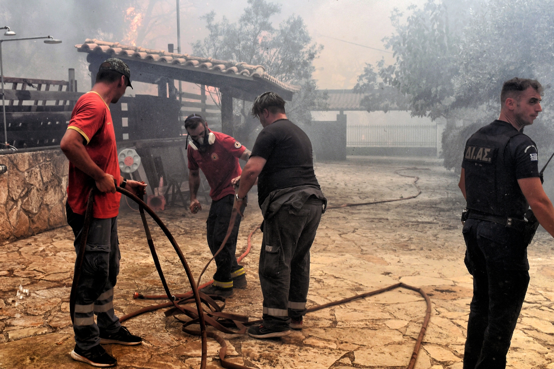 Φωτιές τώρα: Εκκενώνονται προληπτικά περιοχές στο Λουτράκι – Χωρίς ενεργό μέτωπο σε Σαρωνίδα και Κουβαρά