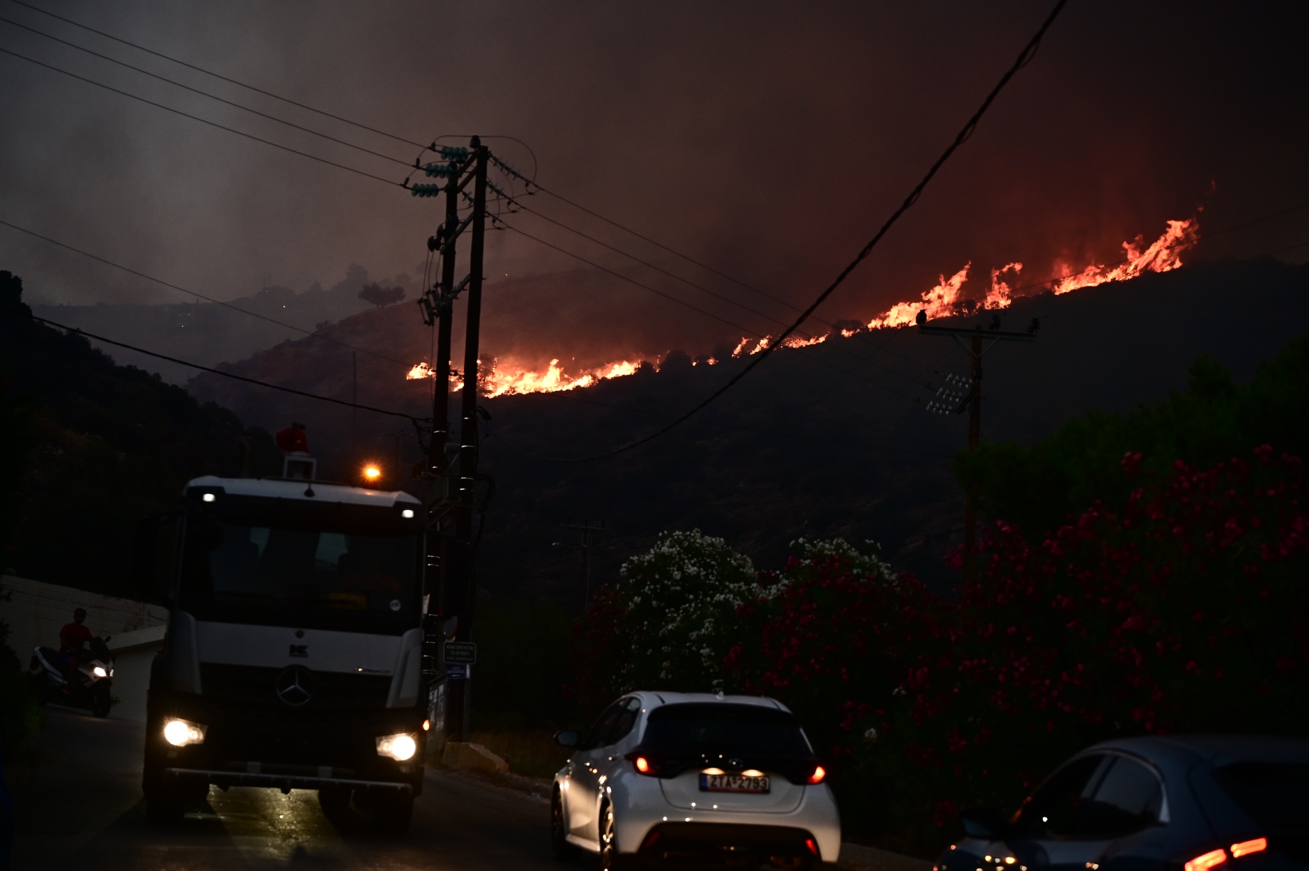 Νύχτα αγωνίας σε Ρόδο, Δυτική Αττική και Σπάρτη – «Μάχη» με τις πυρκαγιές