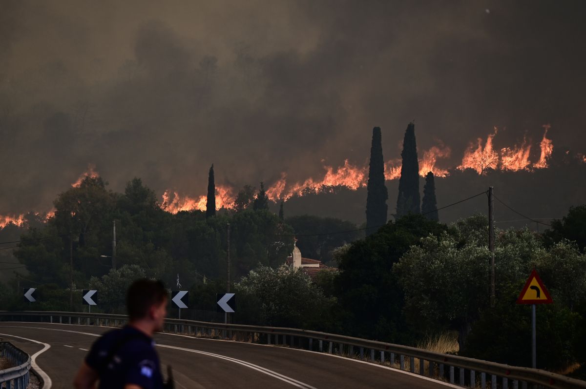 Τέταρτη μέρα μάχη με τις φωτιές σε δυτική Αττική, Ρόδο και Σπάρτη – Νέες αναζωπυρώσεις στα Δερβενοχώρια