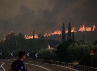 Τέταρτη μέρα μάχη με τις φωτιές σε δυτική Αττική, Ρόδο και Σπάρτη – Νέες αναζωπυρώσεις στα Δερβενοχώρια