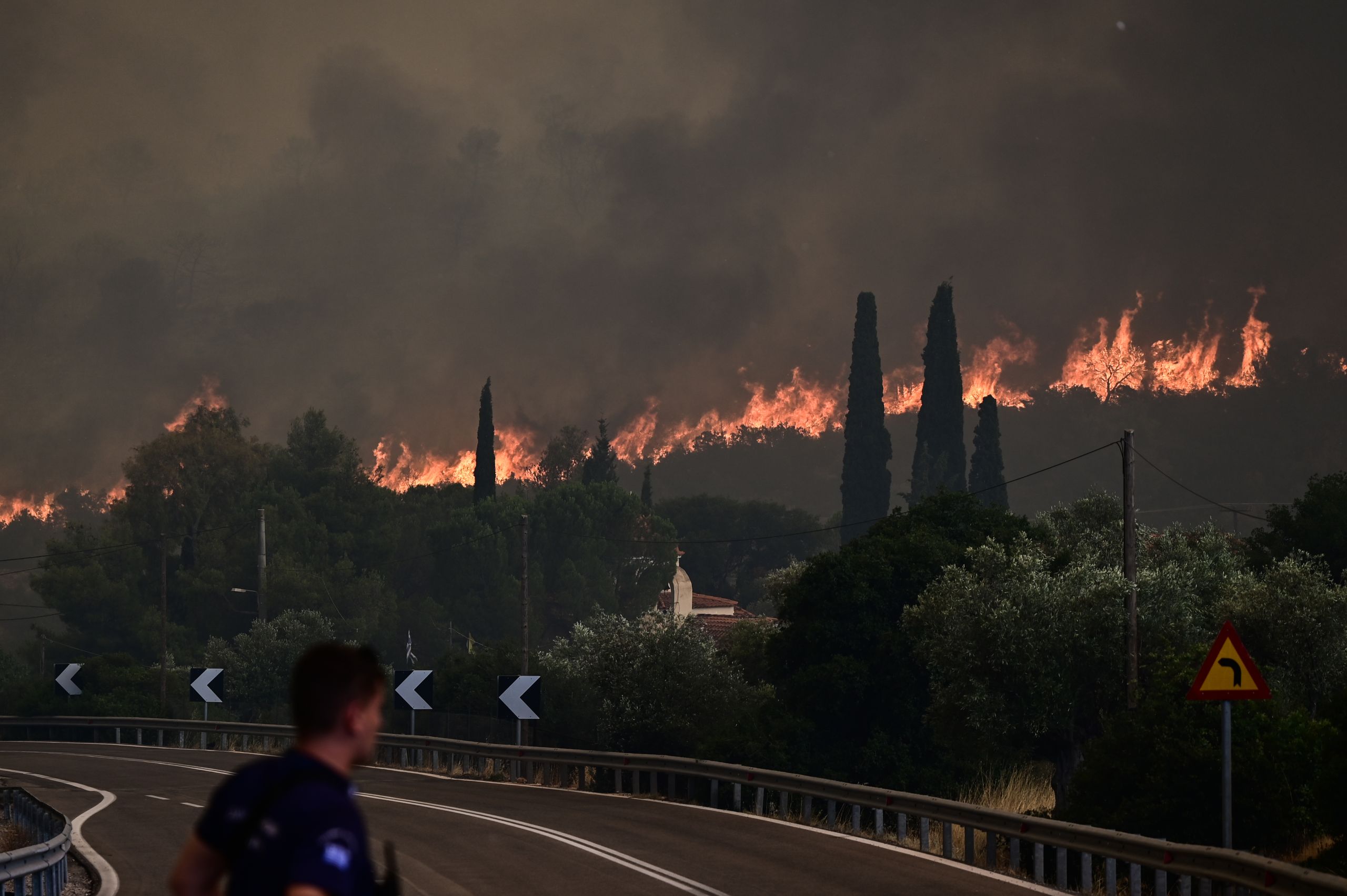 Τέταρτη μέρα μάχη με τις φωτιές σε δυτική Αττική, Ρόδο και Σπάρτη – Νέες αναζωπυρώσεις στα Δερβενοχώρια