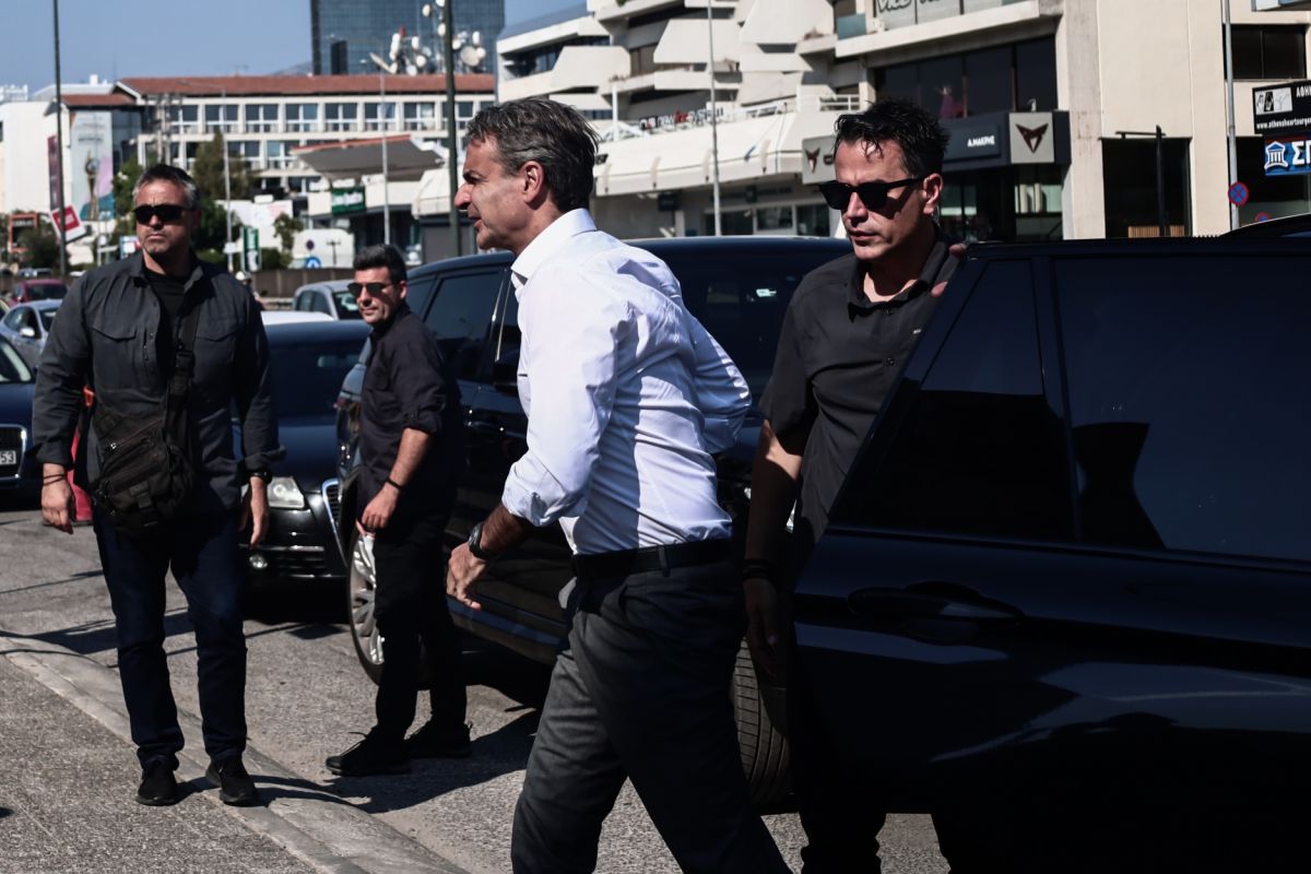 Στο Συντονιστικό Κέντρο Πολιτικής Προστασίας ο πρωθυπουργός – Ενημερώνεται για τα πύρινα μέτωπα