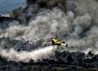 Σε εξέλιξη πυρκαγιά σε Δυτική Αττική και Λουτράκι – Ξεκίνησαν οι ρίψεις νερού από τα εναέρια μέσα