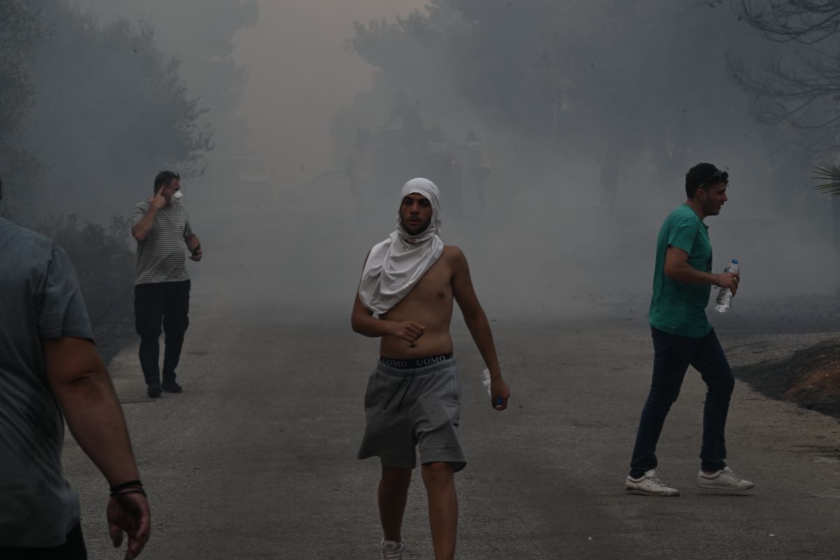 Σε εξέλιξη η φωτιά στη Νέα Πέραμο – Μάχη με τις φλόγες να μην πλησιάσουν την Motor oil
