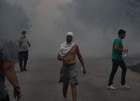 Σε εξέλιξη η φωτιά στη Νέα Πέραμο – Μάχη με τις φλόγες να μην πλησιάσουν την Motor oil