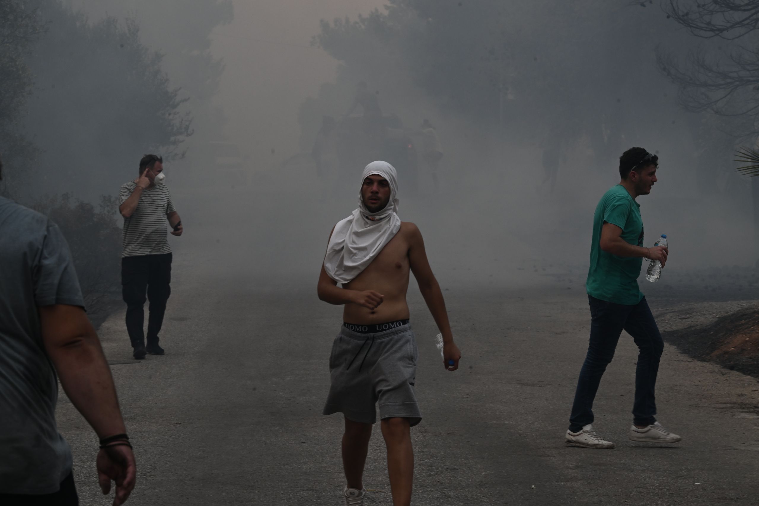 Σε εξέλιξη η φωτιά στη Νέα Πέραμο – Μάχη με τις φλόγες να μην πλησιάσουν την Motor oil