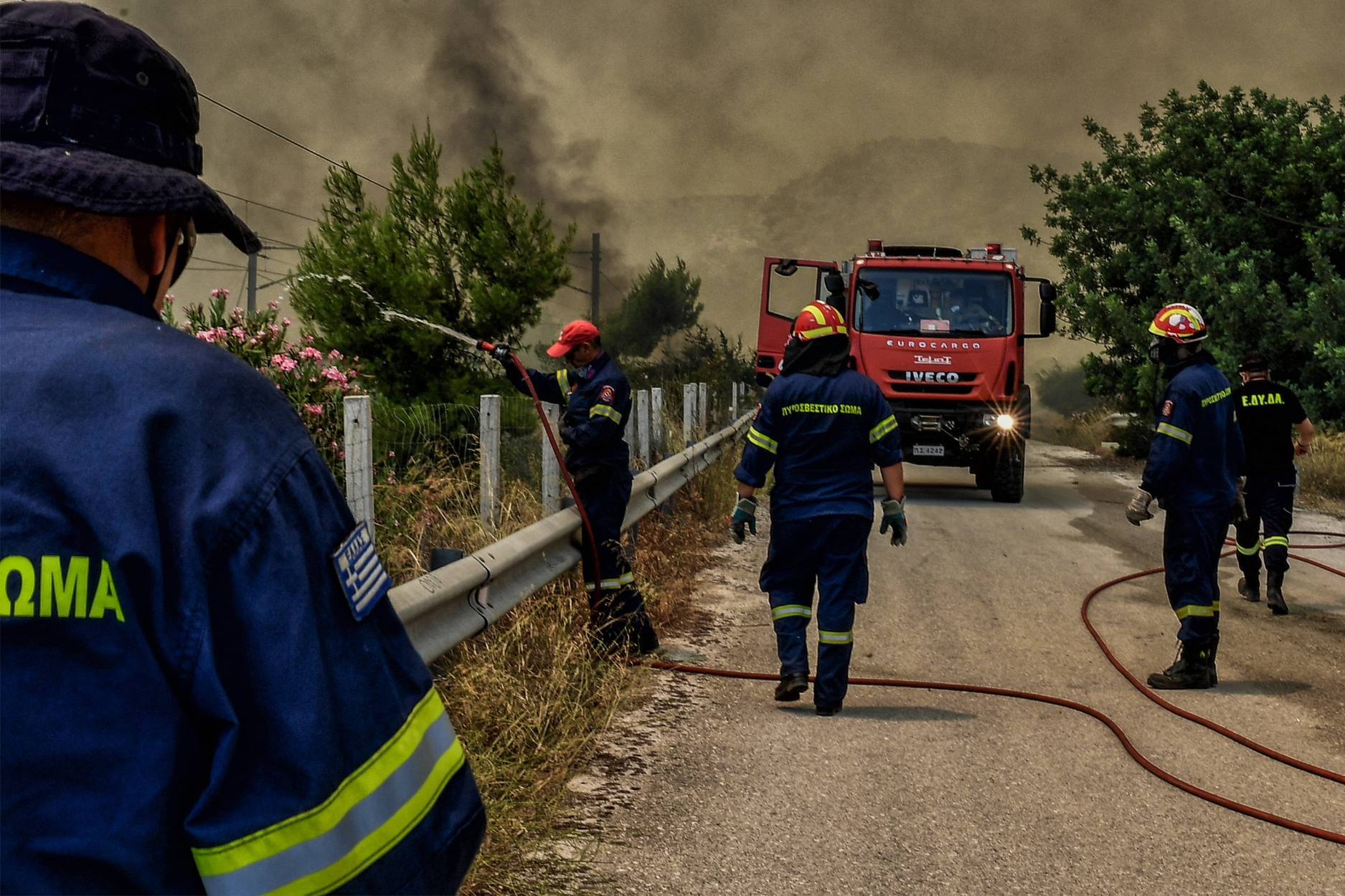 Φωτιά Λουτράκι: Μήνυμα του 112 – Εκκένωση του οικισμού Γλυκιά Ζωή προς Αγίους Θεοδώρους