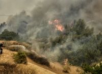 Large fires at Dervenochoria, Loutraki still spreading, Fire Brigade says