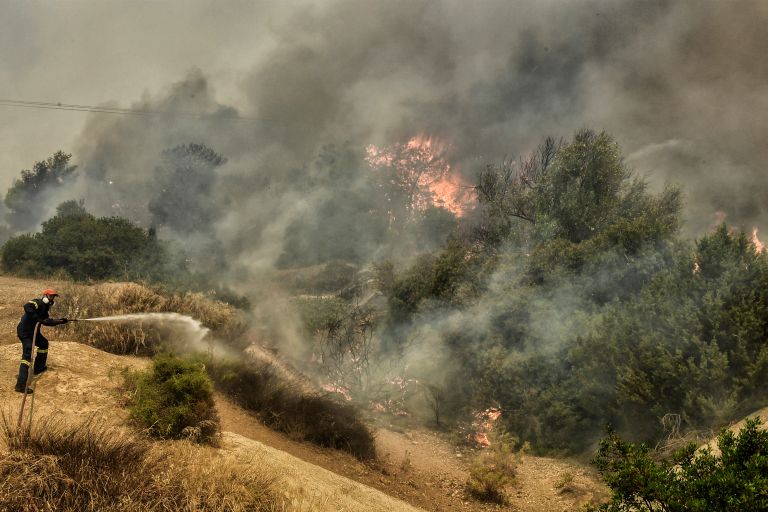 Large fires at Dervenochoria, Loutraki still spreading, Fire Brigade says