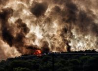 Φωτιά τώρα: Εκκενώνεται ο οικισμός Κανδήλι κοντά στη Νέα Πέραμο μετά από αναζωπύρωση