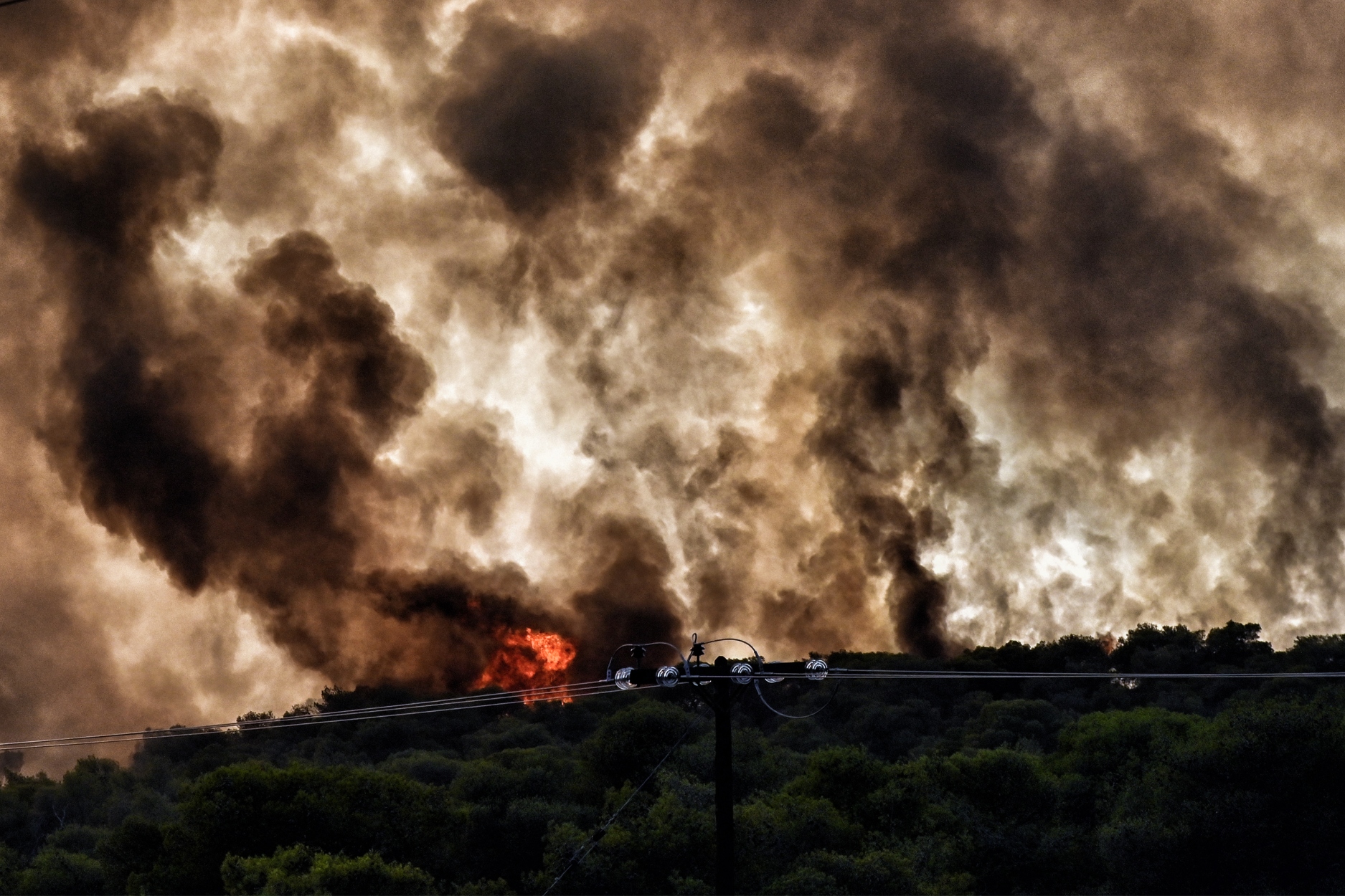 Φωτιά τώρα: Εκκενώνεται ο οικισμός Κανδήλι κοντά στη Νέα Πέραμο μετά από αναζωπύρωση