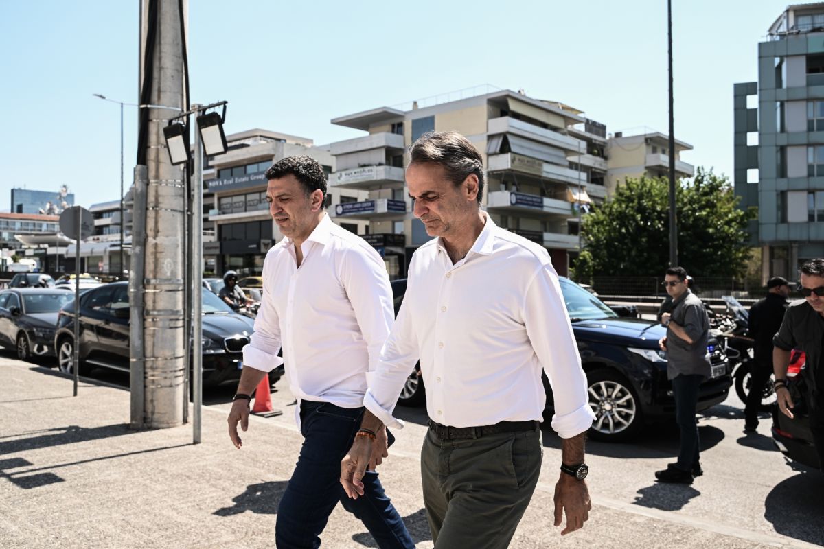Στο Συντονιστικό Κέντρο Επιχειρήσεων ο Μητσοτάκης
