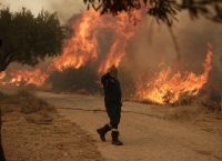 Φωτιές: Συνεχείς αναζωπυρώσεις στην Αττική – Μάχη να μην επεκταθούν οι φλόγες προς Πάρνηθα