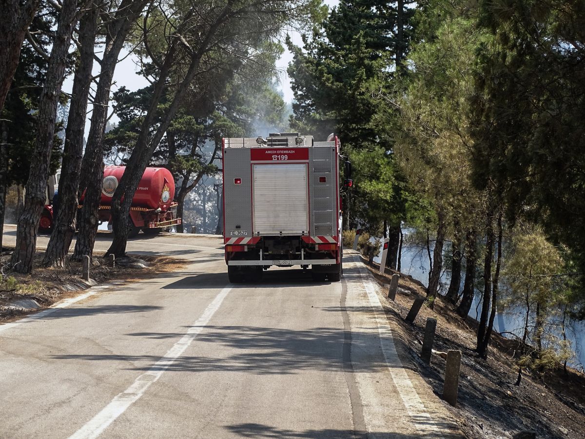 Αρτοποιός: Σε ύφεση οι φωτιές σε Δυτική Αττική και Λακωνία – Σε εξέλιξη στη Ρόδο