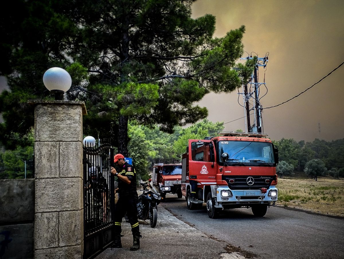 Φωτιά στη Ρόδο: Γιγαντιαία επιχείρηση εκκένωσης – Αναμένεται να απομακρυνθούν 30.000 άνθρωποι